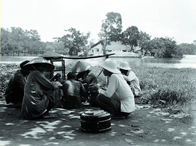 Street vendors in Hanoi in the old days Street vendors in Hanoi in the old days