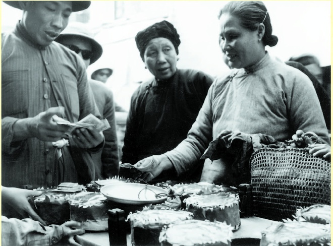 Street vendors in Hanoi in the old days Street vendors in Hanoi in the old days