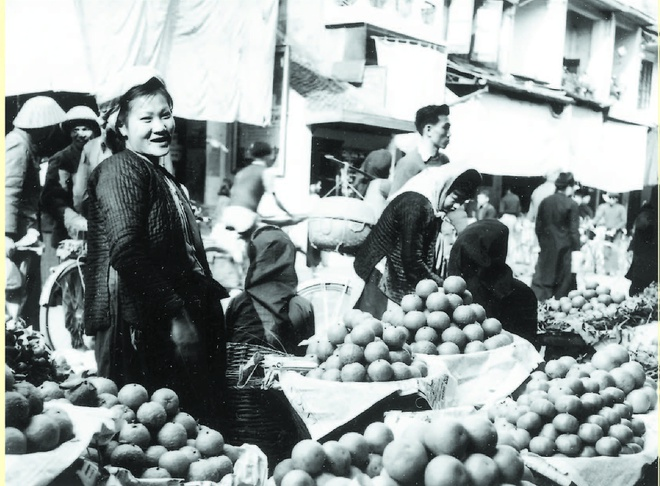 Street vendors in Hanoi in the old days Street vendors in Hanoi in the old days