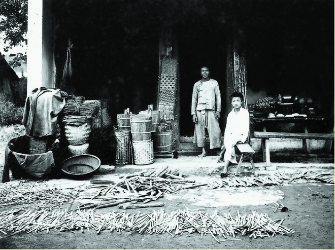 Street vendors in Hanoi in the old days Street vendors in Hanoi in the old days