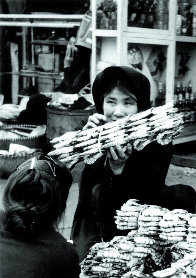 Street vendors in Hanoi in the old days Street vendors in Hanoi in the old days