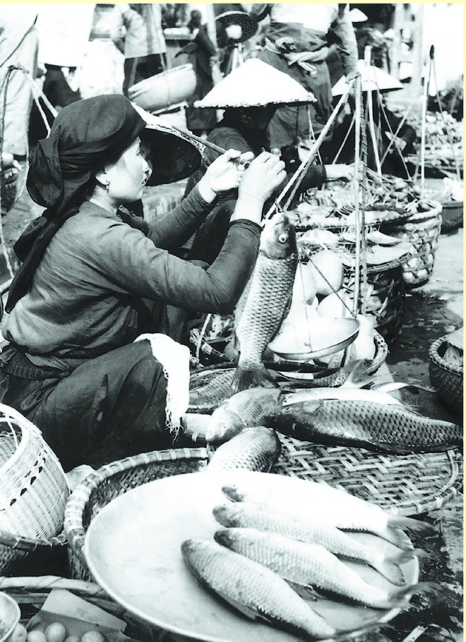 Street vendors in Hanoi in the old days Street vendors in Hanoi in the old days