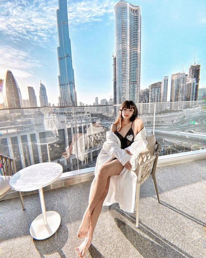 Vietnamese girl works as flight attendant in Dubai Vietnamese girl