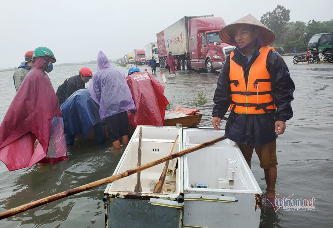 Fridges turned into lifeboats during record flooding in central Vietnam Fridges turned into lifeboats during record flooding in central Vietnam