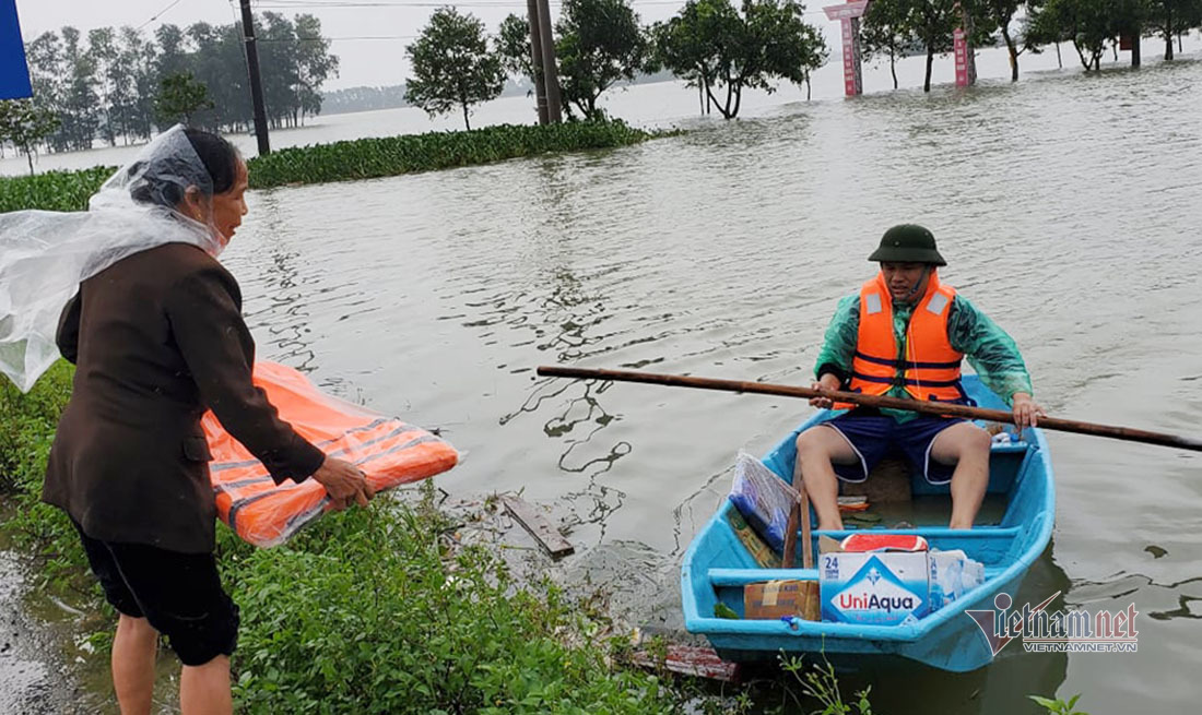 Fridges turned into lifeboats during record flooding in central Vietnam Fridges turned into lifeboats during record flooding in central Vietnam