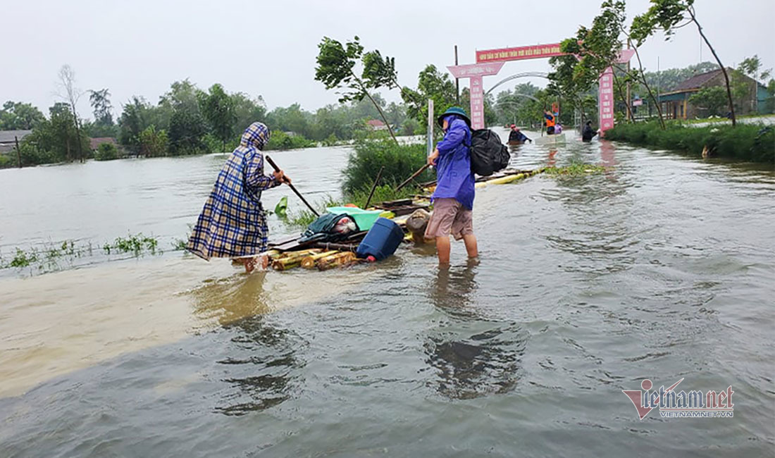Fridges turned into lifeboats during record flooding in central Vietnam Fridges turned into lifeboats during record flooding in central Vietnam