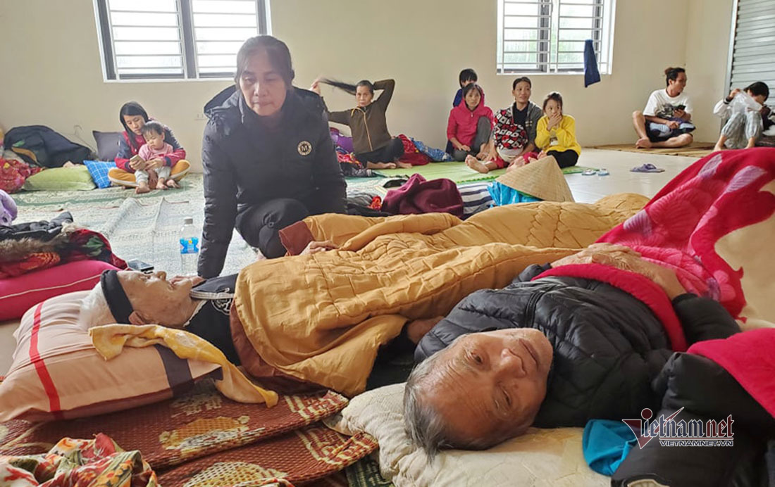 Fridges turned into lifeboats during record flooding in central Vietnam Fridges turned into lifeboats during record flooding in central Vietnam