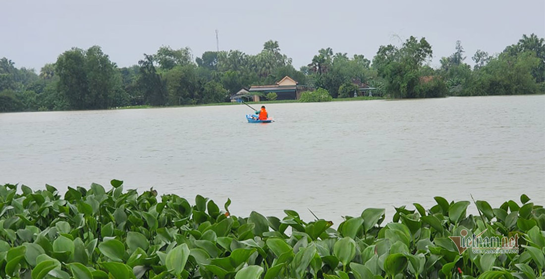 Fridges turned into lifeboats during record flooding in central Vietnam Fridges turned into lifeboats during record flooding in central Vietnam