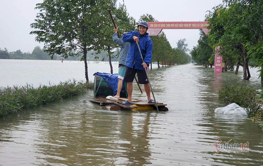 Fridges turned into lifeboats during record flooding in central Vietnam Fridges turned into lifeboats during record flooding in central Vietnam
