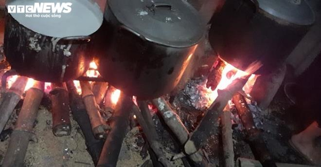 ha tinh people in central vietnam cook rice cakes for flood victims in nghe an