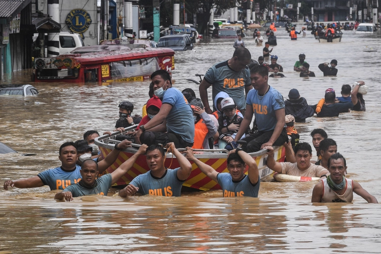Typhoon Vamco in Philippines causes 42 people dead, 400,000 evacuated 2559 24