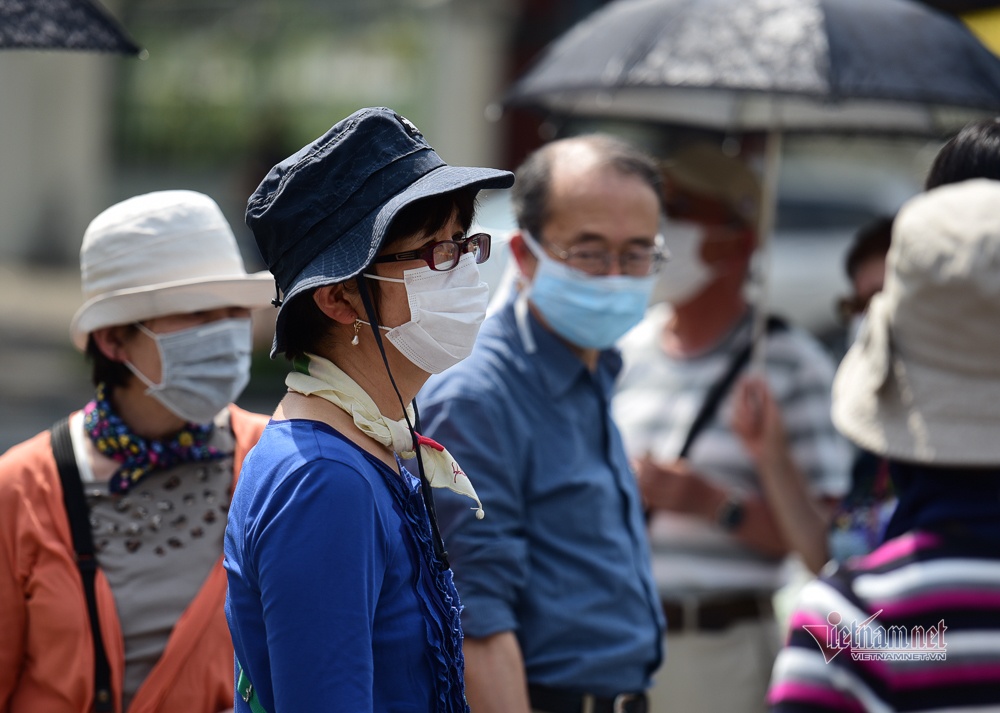 Quang Nam to fine people for not wearing face masks in public places 2637 34