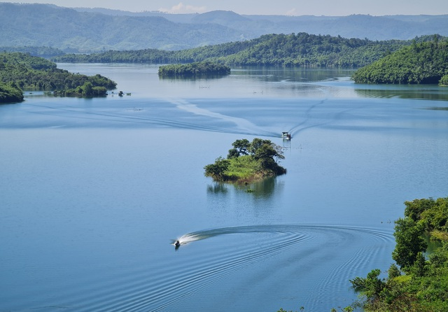Dreamy beauty of the lake dubbed as “Ha Long Bay of Central Highlands” Dreamy beauty of the lake dubbed as “Ha Long Bay of Central Highlands”