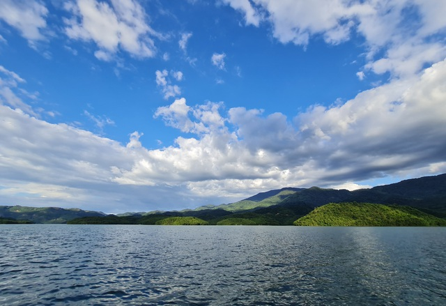 Dreamy beauty of the lake dubbed as “Ha Long Bay of Central Highlands” Dreamy beauty of the lake dubbed as “Ha Long Bay of Central Highlands”