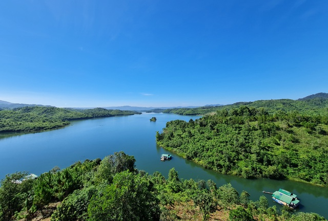 Dreamy beauty of the lake dubbed as “Ha Long Bay of Central Highlands” Dreamy beauty of the lake dubbed as “Ha Long Bay of Central Highlands”