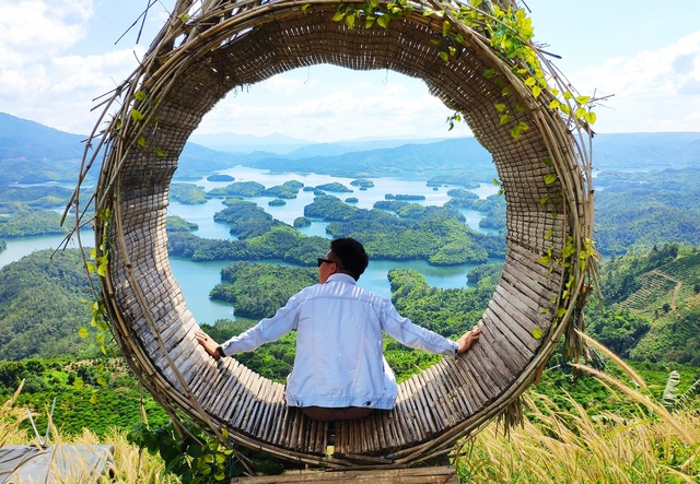 Dreamy beauty of the lake dubbed as “Ha Long Bay of Central Highlands” Dreamy beauty of the lake dubbed as “Ha Long Bay of Central Highlands”