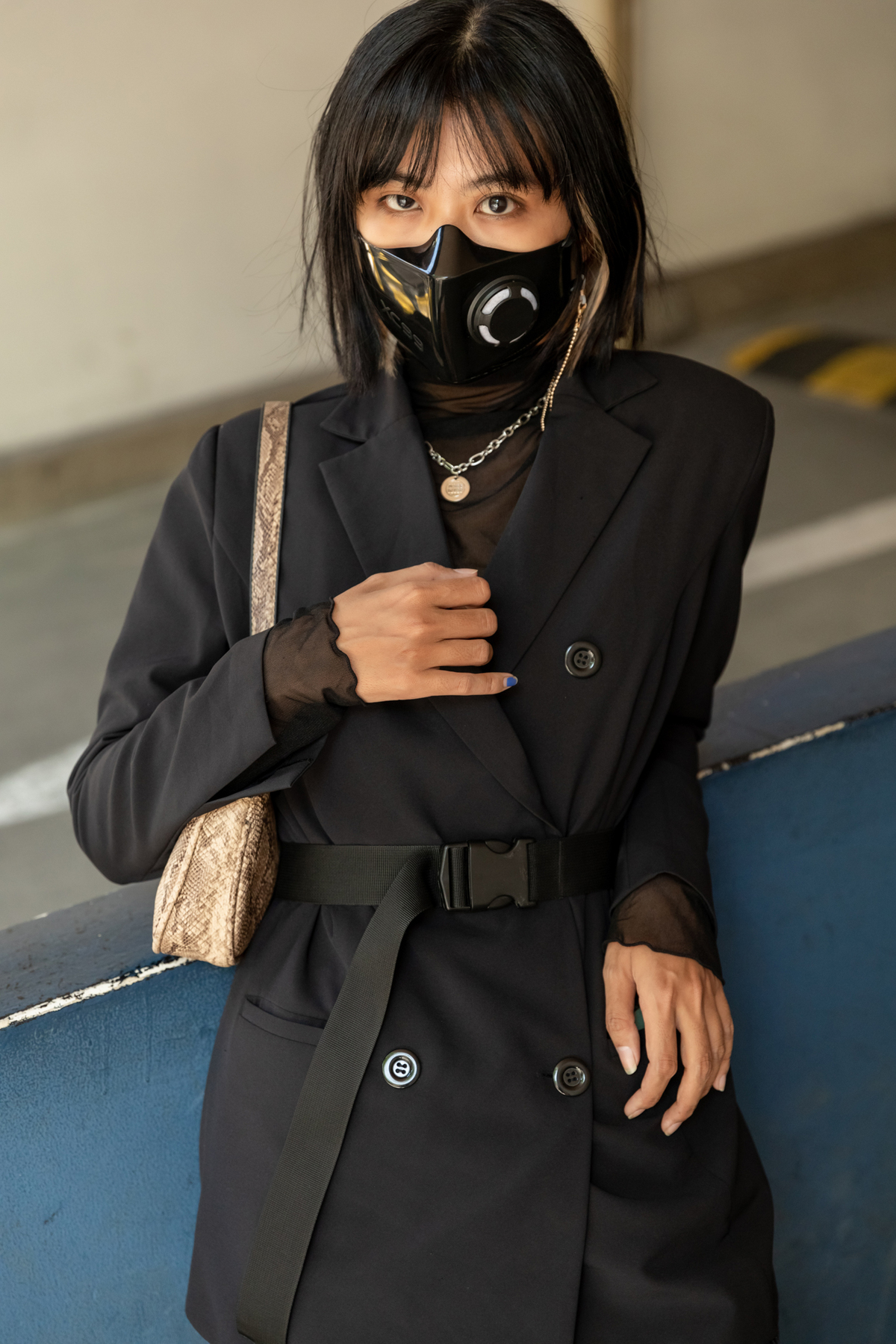 Saigon fashionistas shine in costumes that well matched with COVID-19 accessories Saigon fashionistas shine in costumes that well matched with COVID-19 accessories
