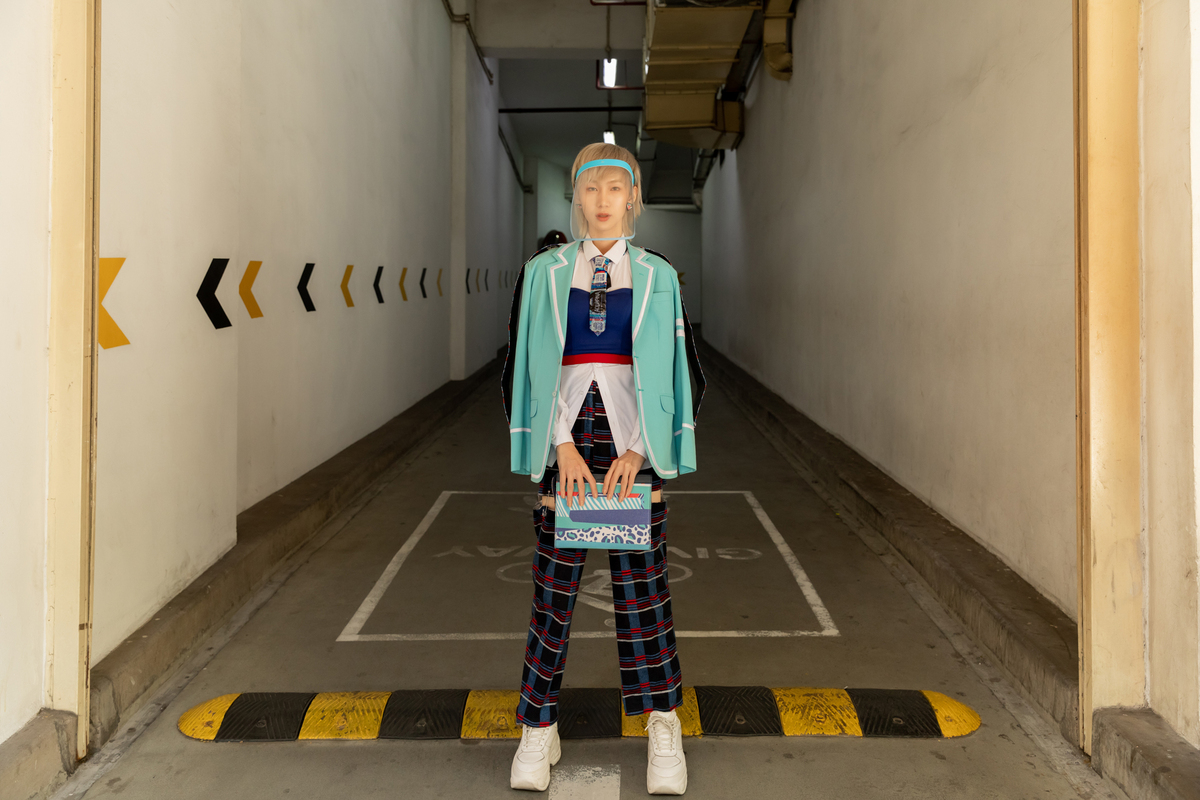 Saigon fashionistas shine in costumes that well matched with COVID-19 accessories Saigon fashionistas shine in costumes that well matched with COVID-19 accessories