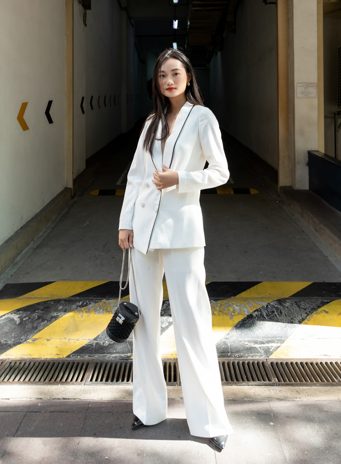 Saigon fashionistas shine in costumes that well matched with COVID-19 accessories Saigon fashionistas shine in costumes that well matched with COVID-19 accessories