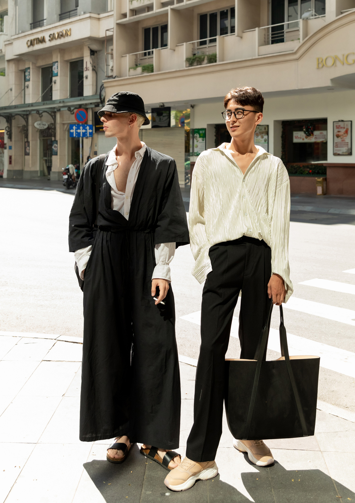 Saigon fashionistas shine in costumes that well matched with COVID-19 accessories Saigon fashionistas shine in costumes that well matched with COVID-19 accessories