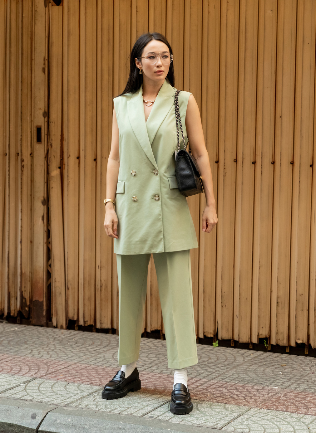 Saigon fashionistas shine in costumes that well matched with COVID-19 accessories Saigon fashionistas shine in costumes that well matched with COVID-19 accessories