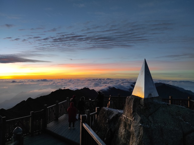 Majestic beauty of the highest mountain range in Vietnam Majestic beauty of Vietnam's highest mountain range