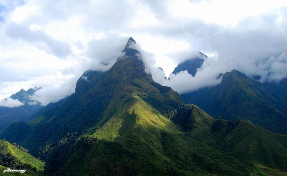 Majestic beauty of the highest mountain range in Vietnam Majestic beauty of Vietnam's highest mountain range