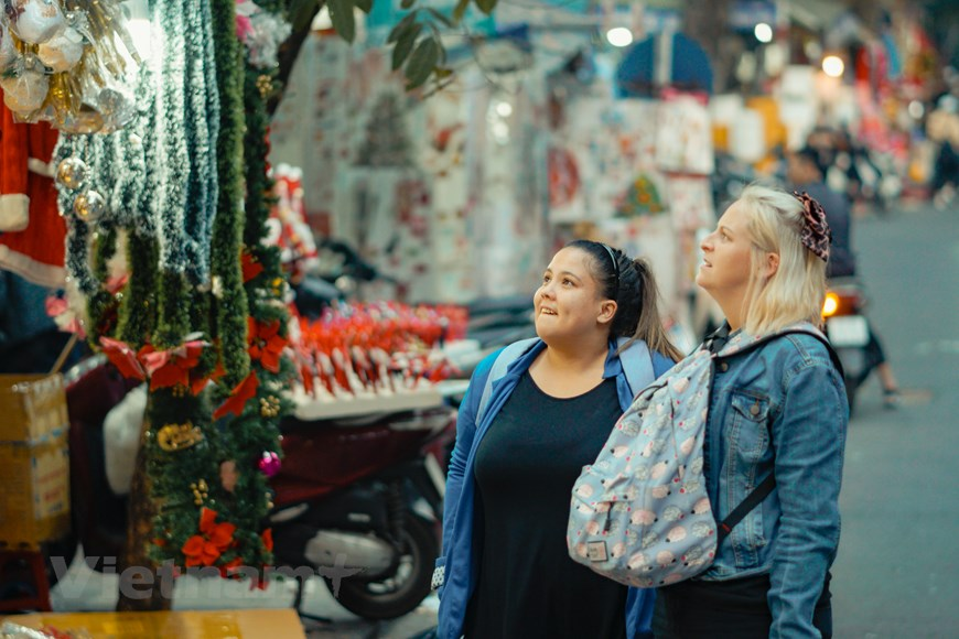 In photos: Hanoi' Old Quater overwhelmed in vibrant ambiance ahead of Christmas