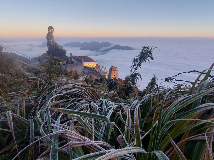 Fanxipan Mount covered in frost due to the strong cold spell Fansipan Mount covered in frost due to the strong cold spell