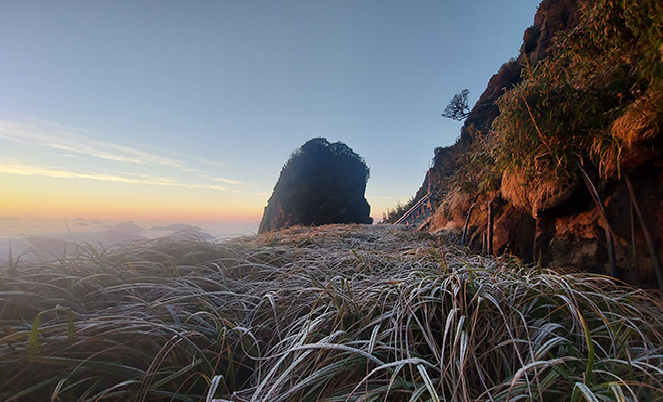 Fanxipan Mount covered in frost due to the strong cold spell Fansipan Mount covered in frost due to the strong cold spell
