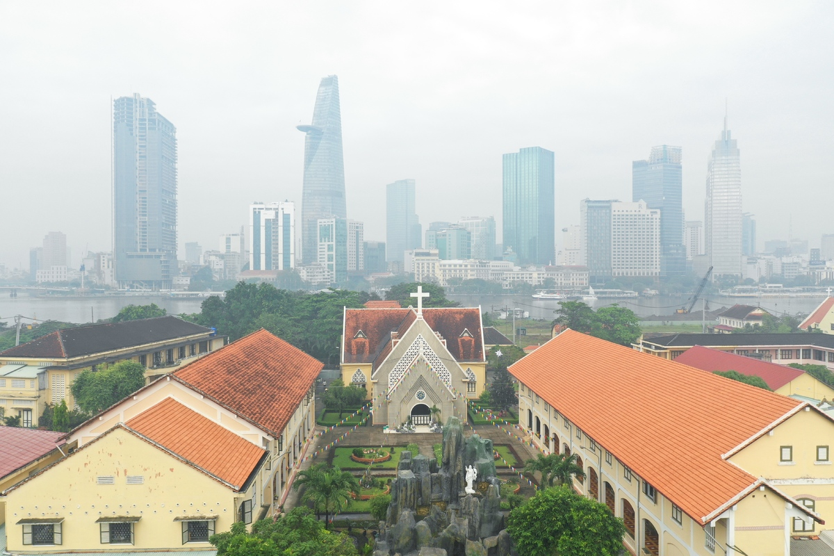vietnams southern metropolis dimmed in fog