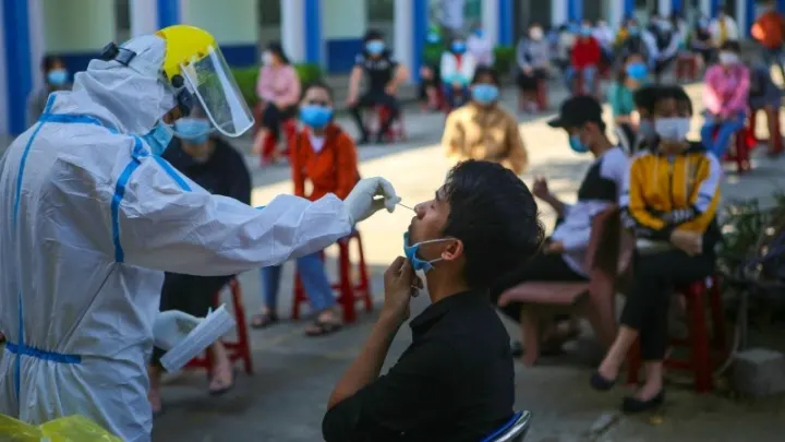 Health authorities carry out COVID-19 tests on residents of Da Nang, Vietnam. Photo by: Trn Lê Lâm / VNA / Str / Latin America News Agency via Reuters 1138 lh3googleusercontent
