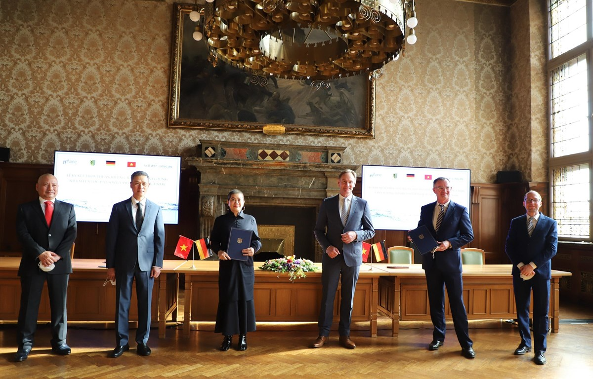 An agreement is signed by Germany’s Aone Deutschland AG and Vietnam’s AquaOne Corporation to construct the Vam Co Dong River Surface Water Treatment Plant in Long An. (Photo: VNA 3114-vietnamduckyket11303