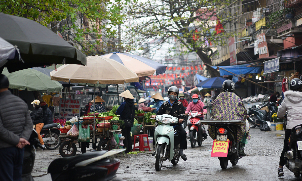 Sao Do Market in Hai Duong Province, Vietnam's Covid-19 epicenter, resumes operation on March 5 2021 after a month of lockdown. Photo by VnExpress/Than Hoang. Vietnam faces ‘low level’ Covid-19 impact risks: report