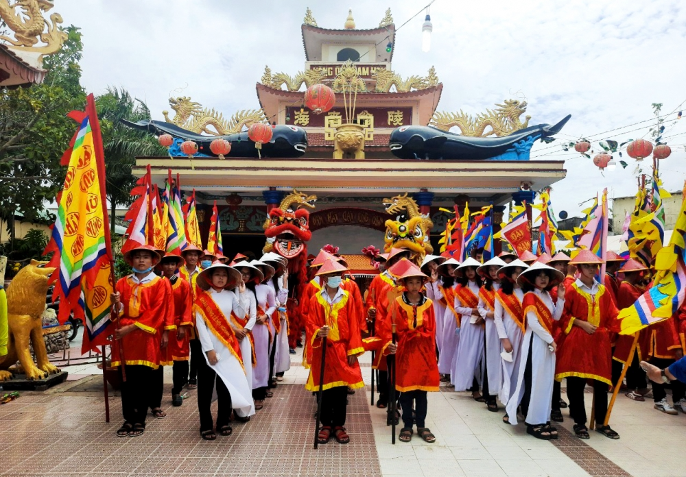 A bustling Ca Mau during Traditional Festival of Praising Sir. Whale Impressive Ca Mau during Traditional Festival of Praising Sir. Whale