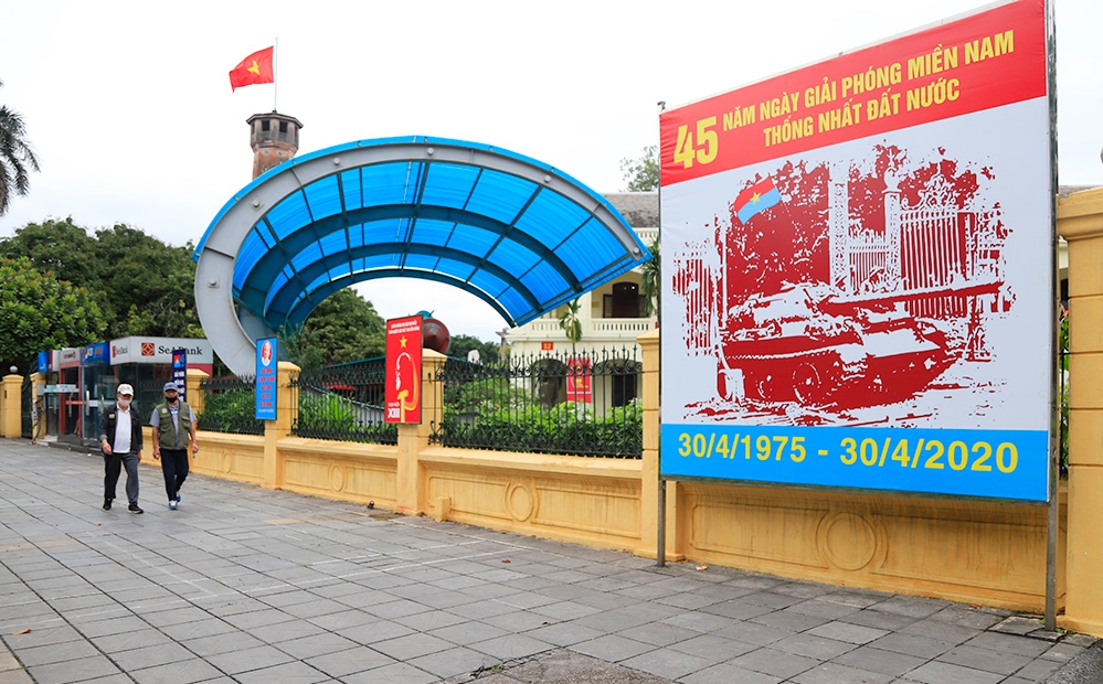 leaders pay tribute to president ho chi minh on national reunification day