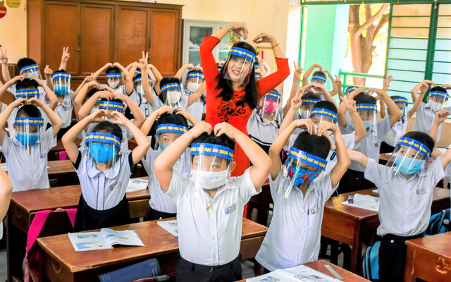 COVID-19 combat: Anti-droplet shield in some Vietnamese classes embroiled in controversies covid 19 combat anti droplet shield in class embroiled in controversies in vietnam
