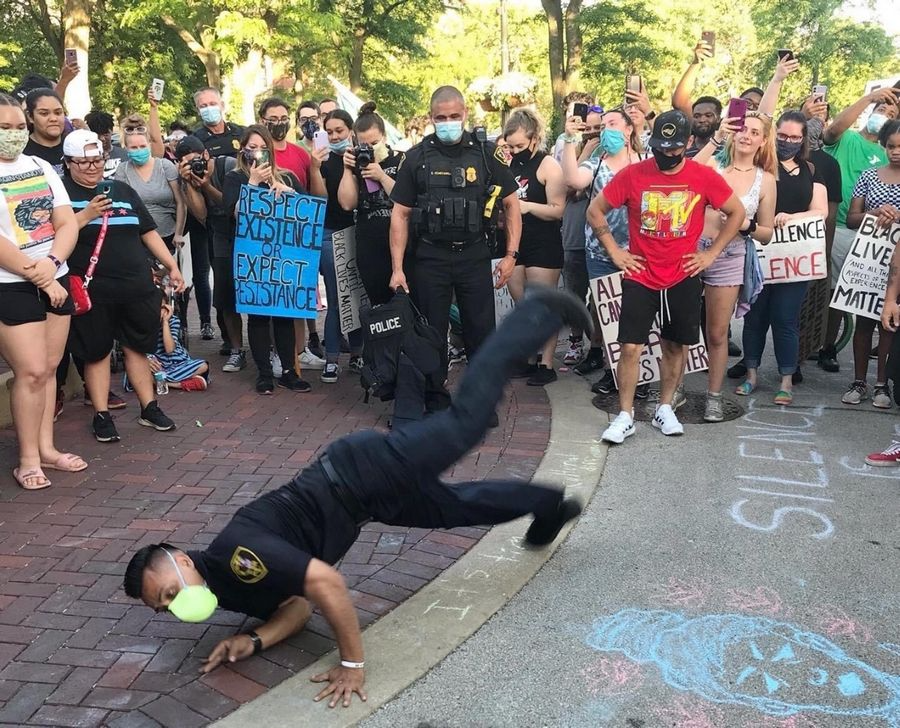 Illinois police officers join unexpected dance battle with peaceful demonstrators Illinois police officers join unexpected dance battle with peaceful demonstrators