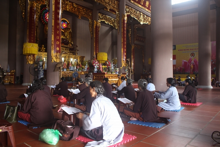 Buddhists recite the Medicine Master Sutra at Linh Quang Pagoda on September 25, 2020. 2114 3