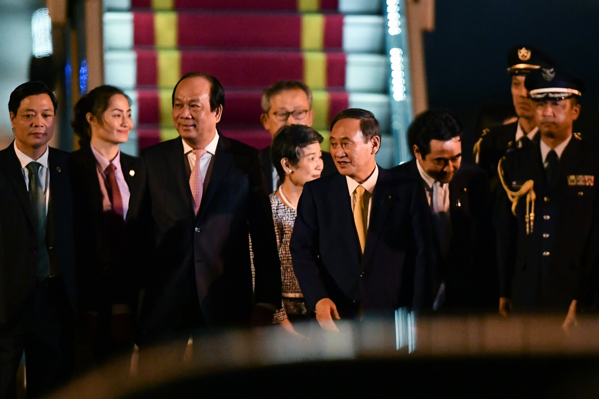 Prime Minister Suga Yoshihide and a high-ranking Japanese delegation arrived at Noi Bai airport on the evening of October 18. Photo: Hoang Ha. 3223 2