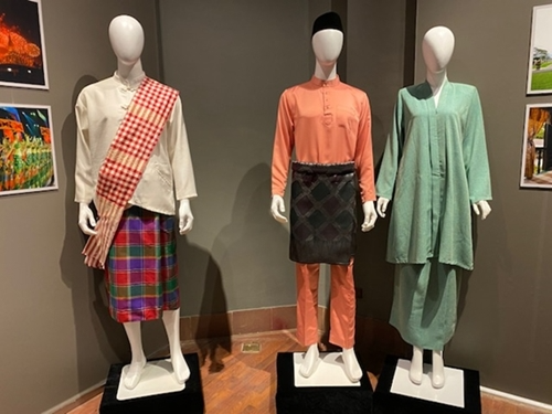 Traditional costumes of Malaysia 2838 1