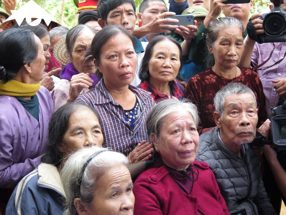 PM calls for emergency aid to flood victims in central region The morning of october 24 sees pm phuc visit hien ninh commune in quang district binh province as he sends condolences to flood victims. pictured are local residents from dien tu village during a meeting held with phuc.