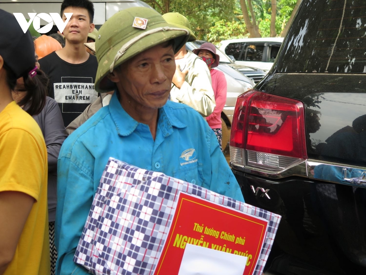 PM calls for emergency aid to flood victims in central region Locals rejoice at receiving gifts from the government chief.