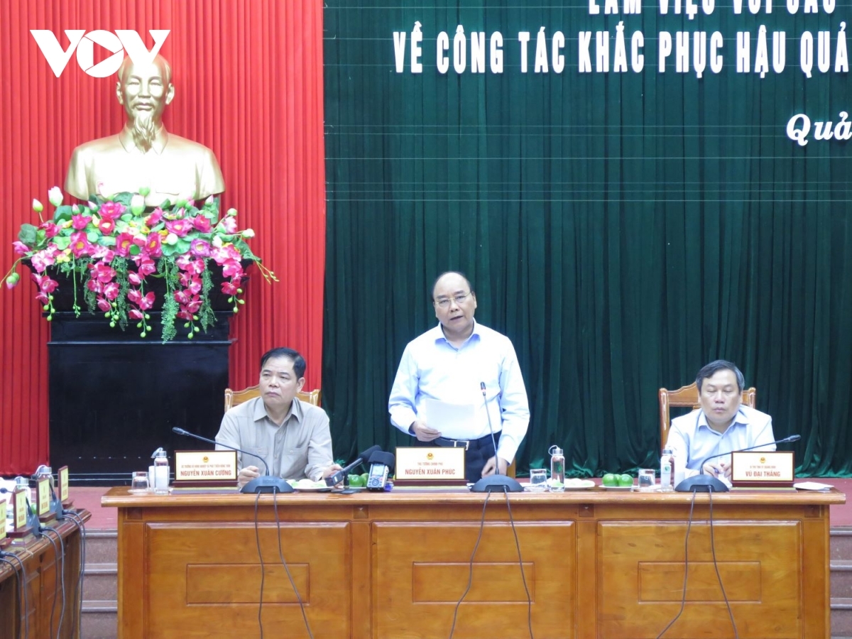 PM calls for emergency aid to flood victims in central region On the same day, pm presides over a meeting with leaders of central provinces and relevant ministries as they devise strategies aimed at overcoming consequences flooding in region.