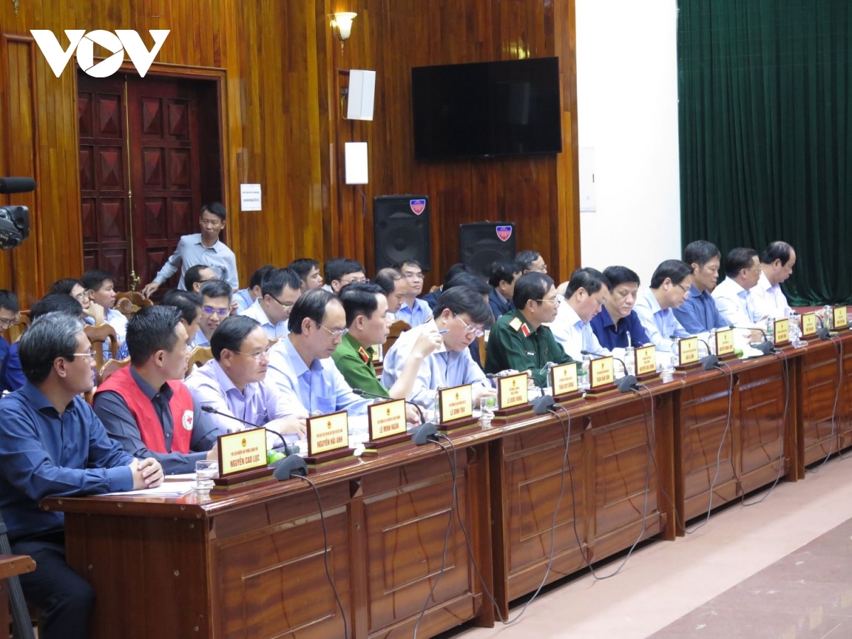 PM calls for emergency aid to flood victims in central region During the course of meeting, pm phuc emphasises that historic level flooding to hit region has caused great damage residents throughout central region, with 119 people reported dead, including 33 soldiers who have been involved in perilous rescue work