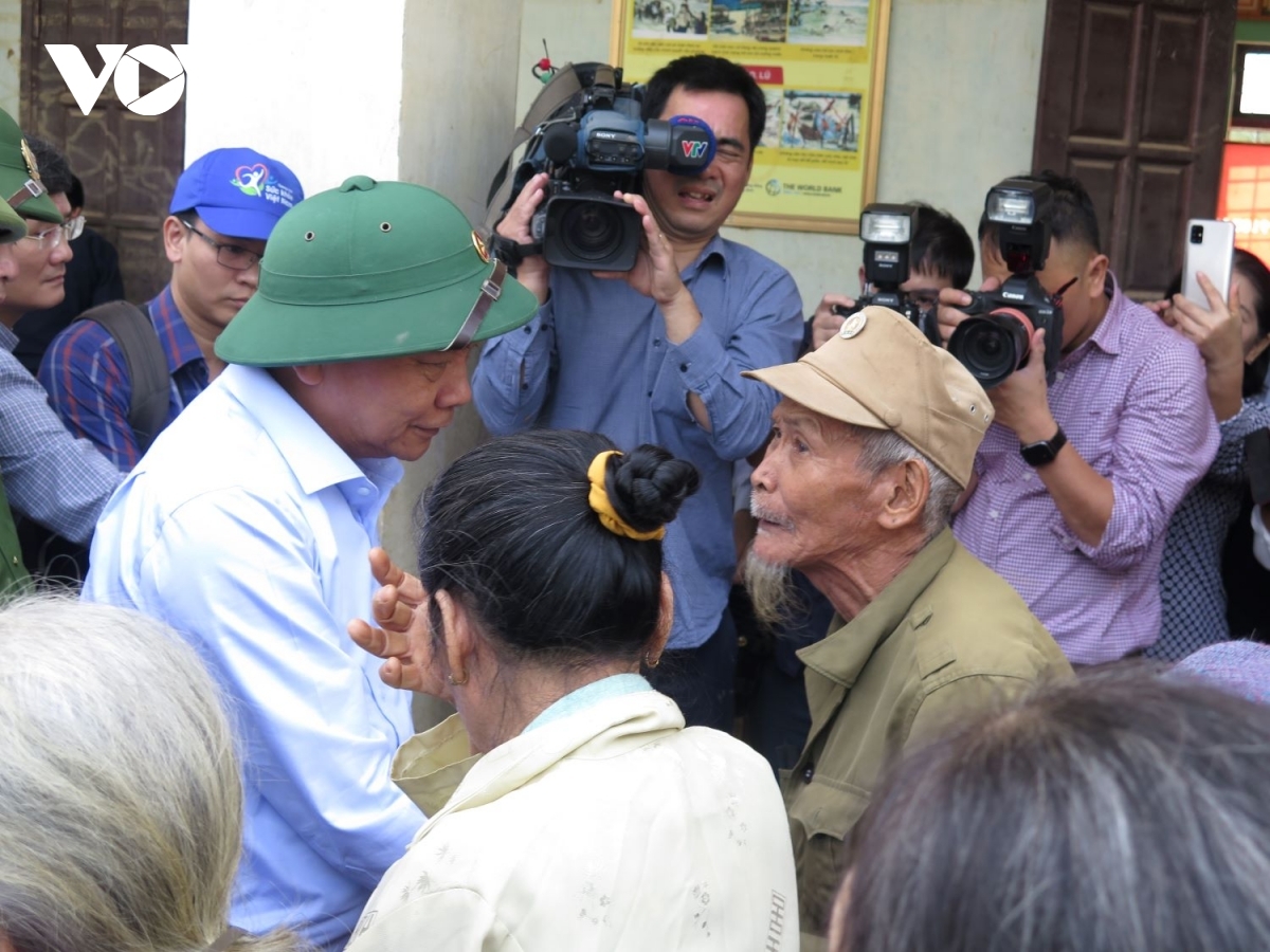 PM calls for emergency aid to flood victims in central region The pm has also decided to temporarily grant vnd500 billion from the year’s central budget provide additional funding for recovery efforts taking place in five provinces.