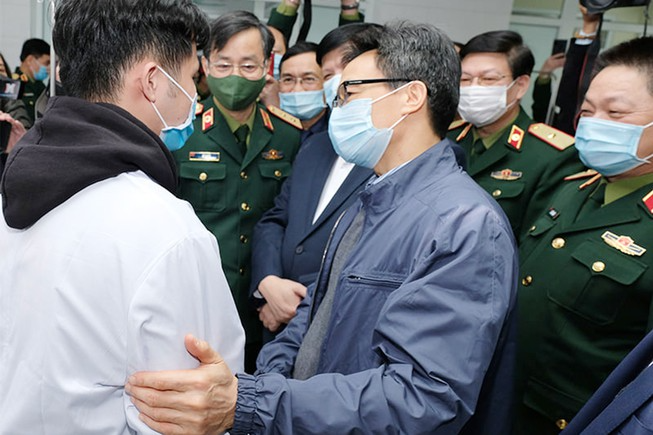 Deputy Prime Minister Vu Duc Dam visited the first test cases of Nano Covax vaccine against COVID-19 in Vietnam. Photo: Tran Minh 2751 w p13covid pzqf