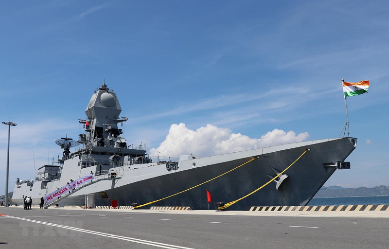 Indian warship visits and delivers humantarian assistance for Vietnam