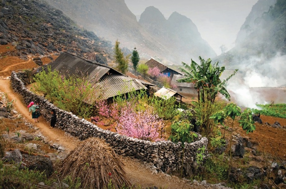 Nhiều ngôi nhà ở vùng Cao nguyên đá lợp mái bằng prô xi măng thay cho ngói âm dương truyền thống. Nhiều ngôi nhà ở vùng Cao nguyên đá lợp mái bằng prô xi măng thay cho ngói âm dương truyền thống.