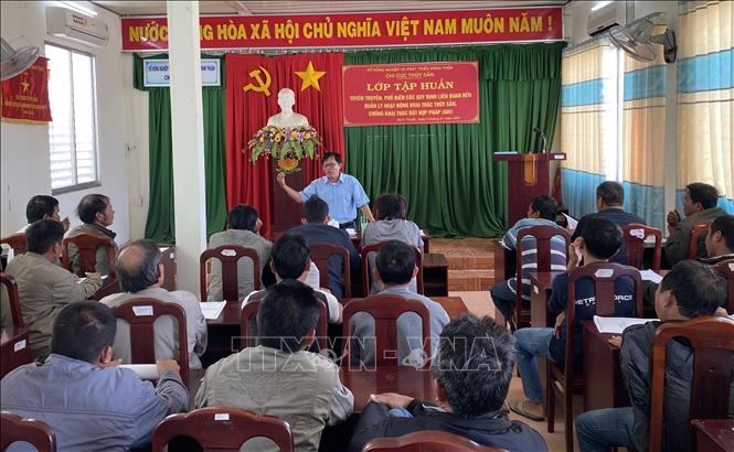 Lãnh đạo Chi cục Thủy sản Ninh Thuận giải đáp kiến nghị của ngư dân về vấn đề kiểm tra, xử lý khi để xảy ra vi phạm trong đánh bắt thủy sản. Lãnh đạo Chi cục Thủy sản Ninh Thuận giải đáp kiến nghị của ngư dân về vấn đề kiểm tra, xử lý khi để xảy ra vi phạm trong đánh bắt thủy sản.